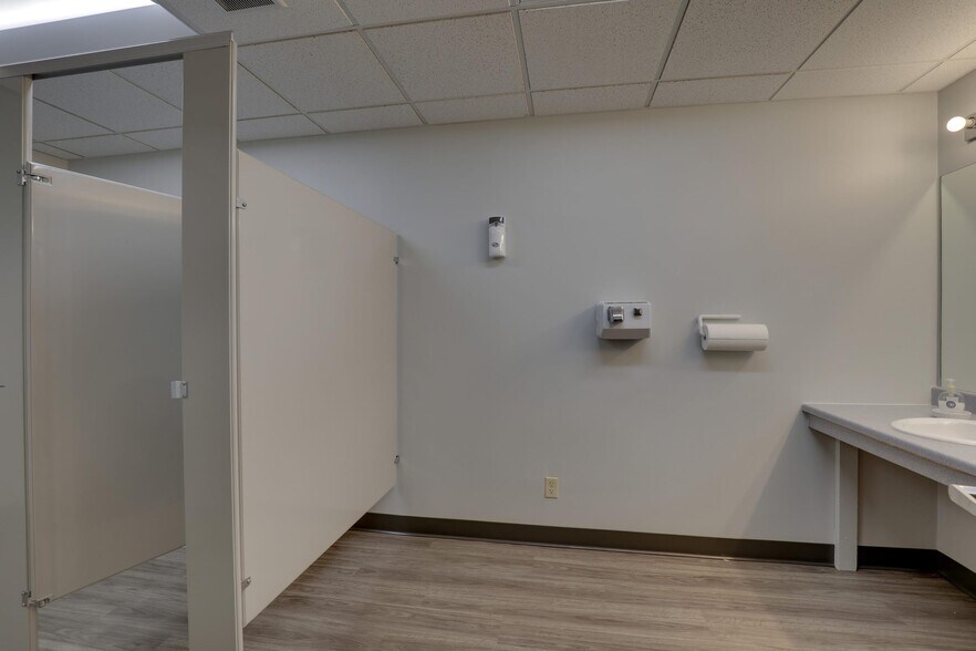 More Photos Of 516 Maine St, Quincy Flex For Sale