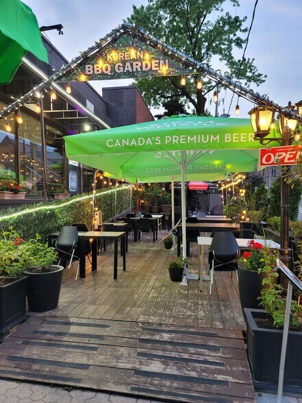 More Photos Of 584 Bloor St W, Toronto Restaurant For Lease