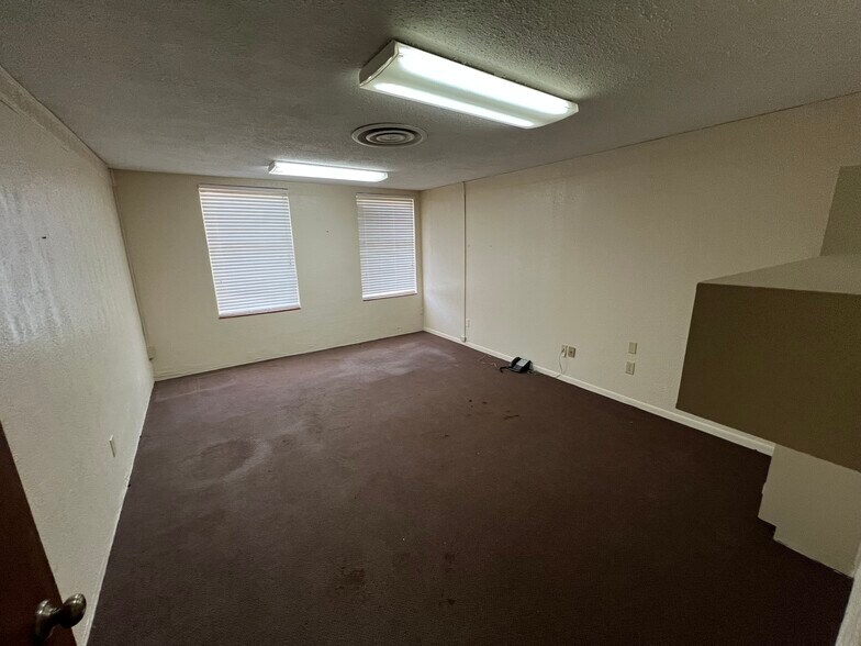 More Photos Of 204 N Alamo Blvd, Marshall Flex For Sale