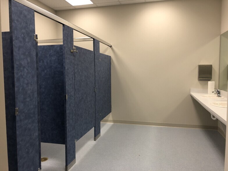 More Photos Of 3135 Lakewood Ranch Blvd, Bradenton Warehouse For Lease