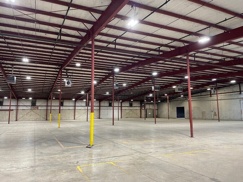 More Photos Of 1900 W 65th St, Little Rock Distribution For Lease