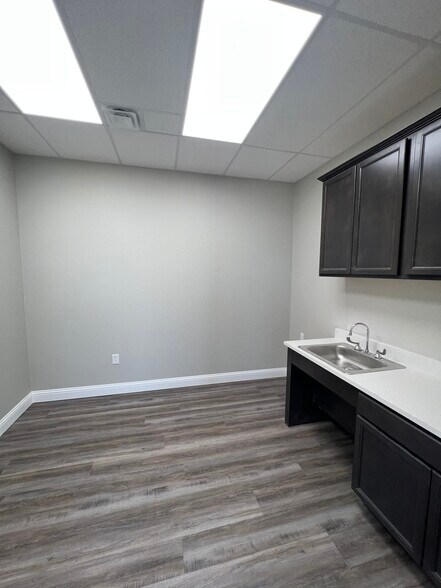 More Photos Of 945 Stockton Dr, Allen Unknown For Lease