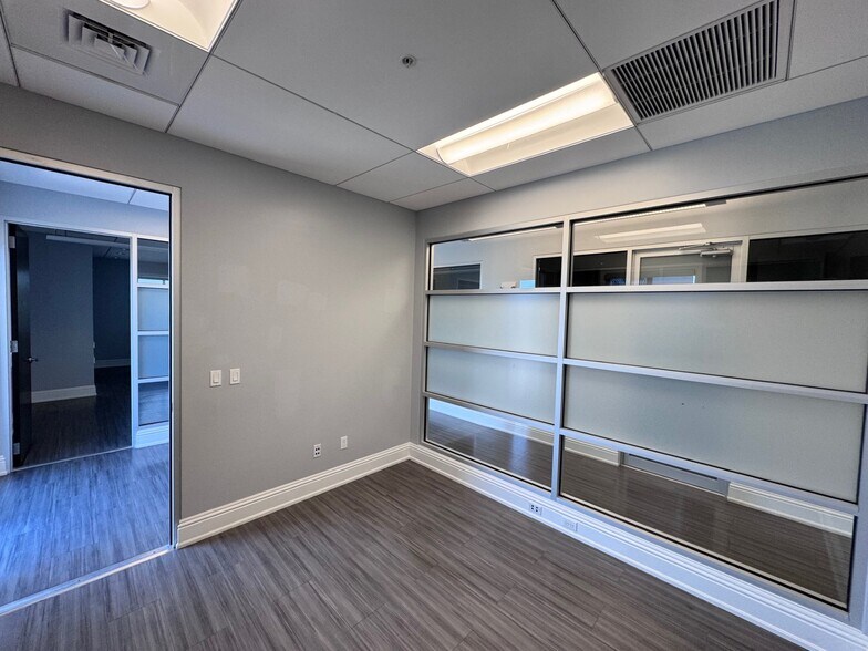 More Photos Of 1110 Pine Ridge Rd, Naples Office For Sale