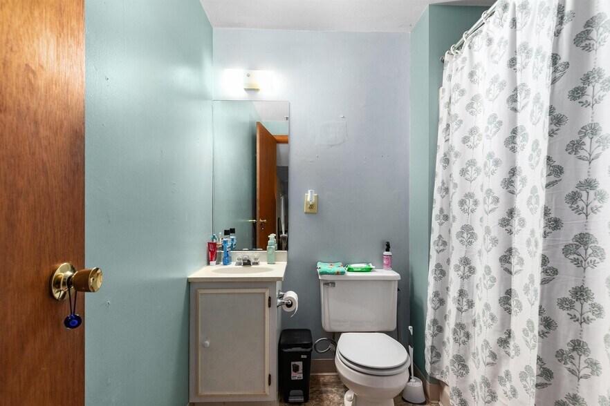 More Photos Of 1027 S Main St, Oshkosh Restaurant For Sale