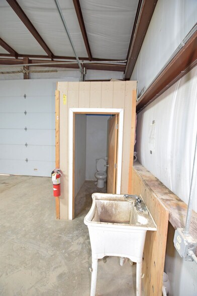 More Photos Of 302 Industrial Ave, Odessa Warehouse For Sale