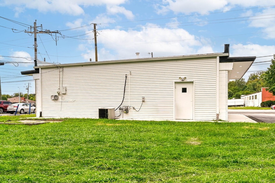 More Photos Of 3455 Shelby St, Indianapolis Office For Sale