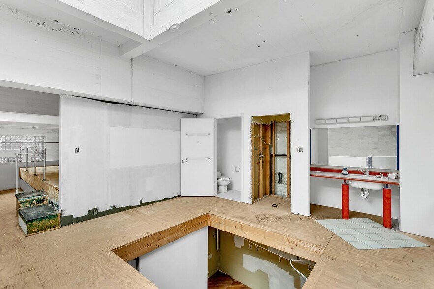 More Photos Of 420 N Craig St, Pittsburgh General Retail For Sale