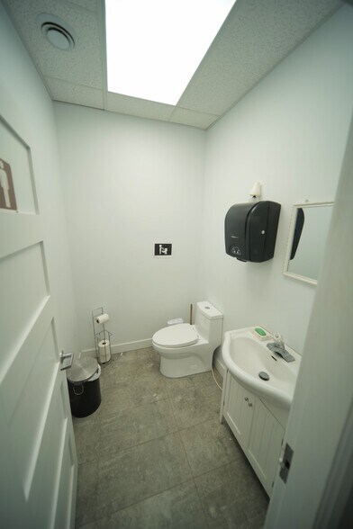 More Photos Of 310-350 Rue Ness, Montréal Flex For Sale