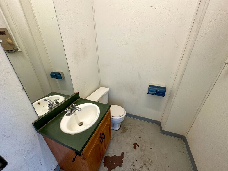 More Photos Of 423 N 7th St, Perry Freestanding For Sale