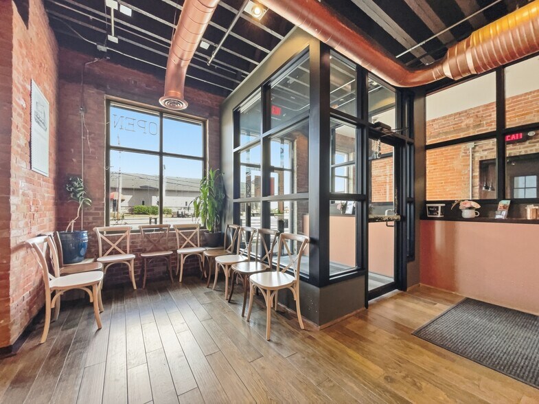 More Photos Of 1430 W Franklin St, Evansville General Retail For Sale