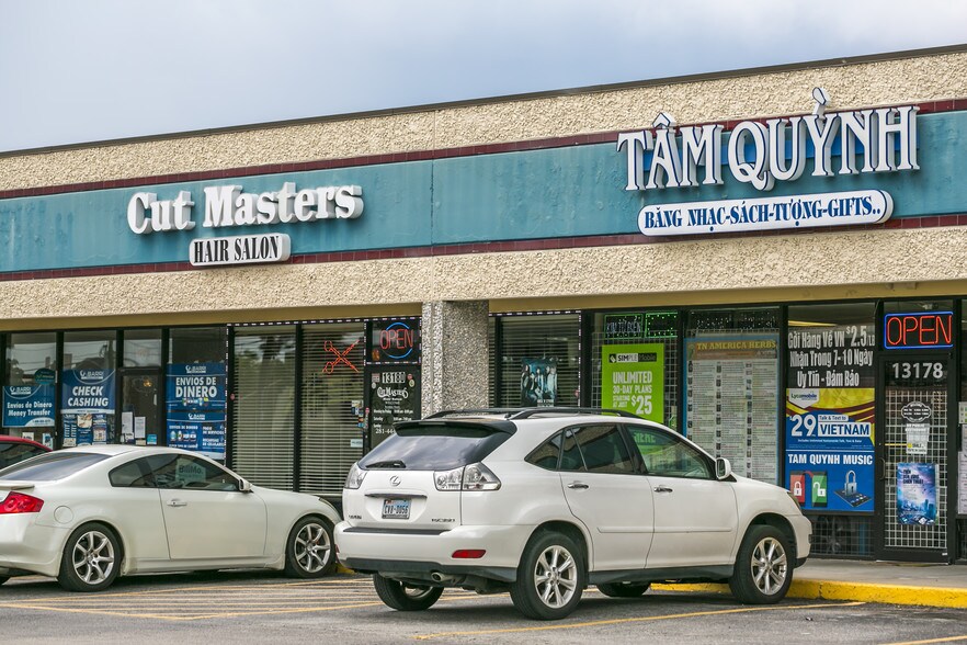 More Photos Of 13030-13190 Veterans Memorial Dr, Houston Unknown For Lease