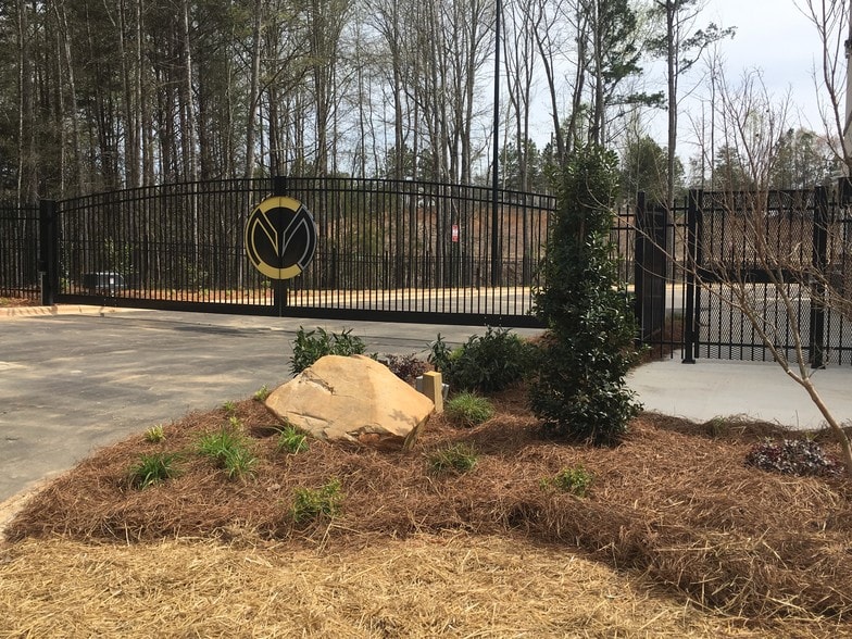 More Photos Of 8461 Possum Hollow Rd, Fort Mill Showroom For Lease