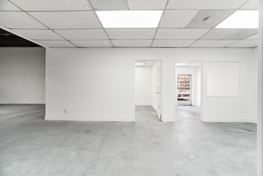 More Photos Of 15013-15019 Califa St, Van Nuys Manufacturing For Lease