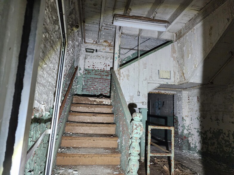 More Photos Of 20th AVE, Valley Light Manufacturing For Sale