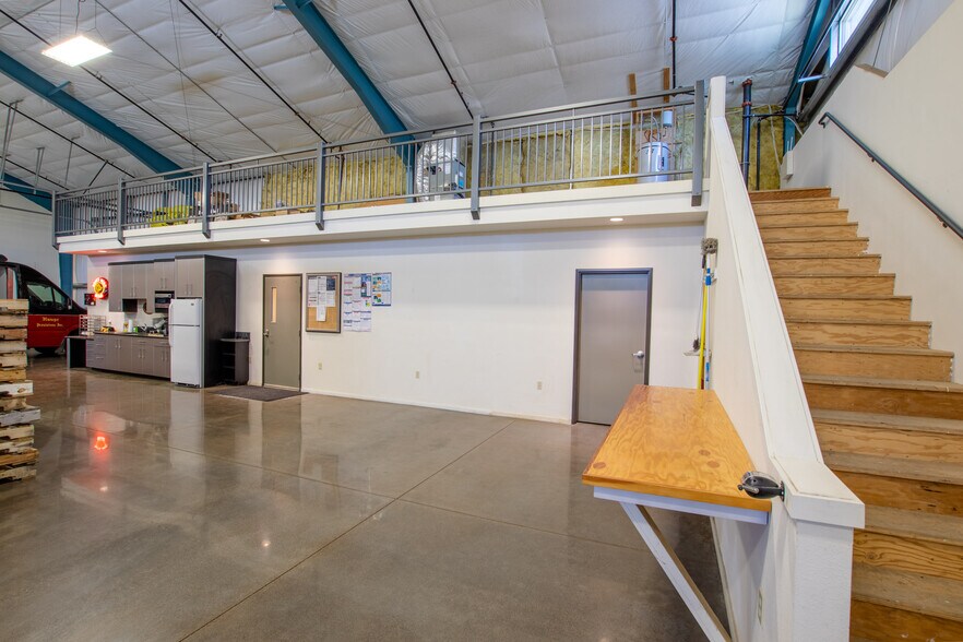 More Photos Of 692 N Aylor Ct, Sisters Warehouse For Lease