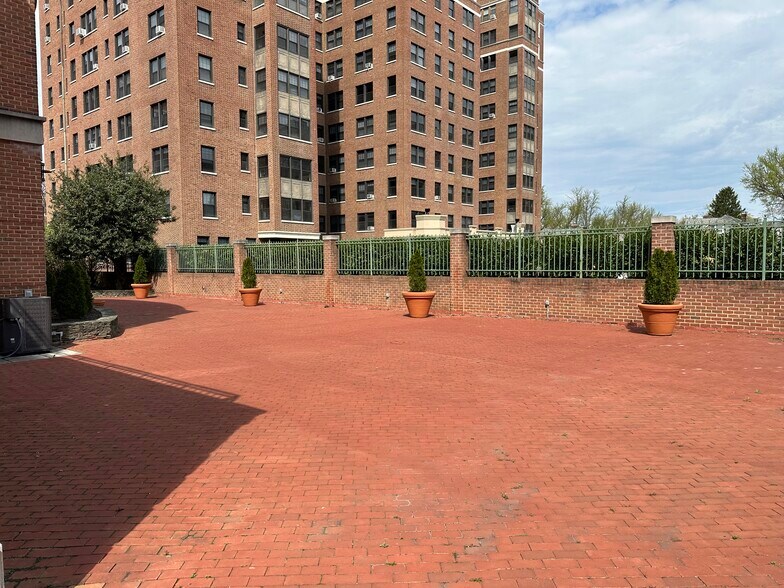 More Photos Of 4 W University Pky, Baltimore Hotel For Lease