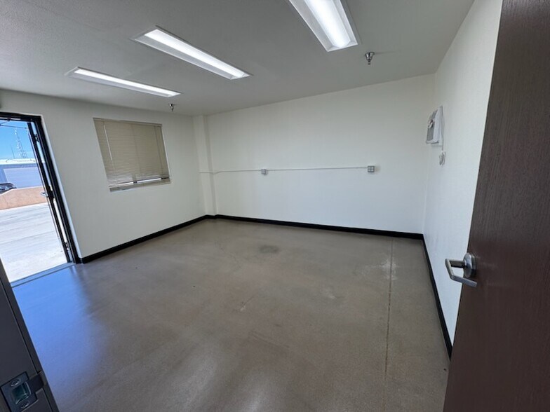 More Photos Of 2010 Holly Ave, Lake Havasu City Warehouse For Lease