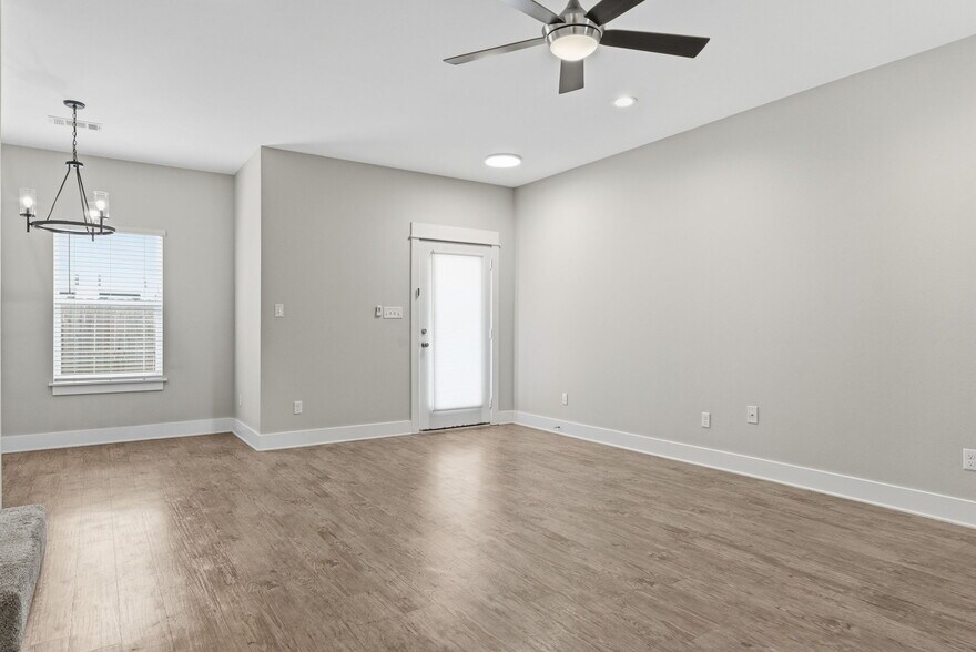 More Photos Of 307 N Henry St, Lindale Apartments For Sale