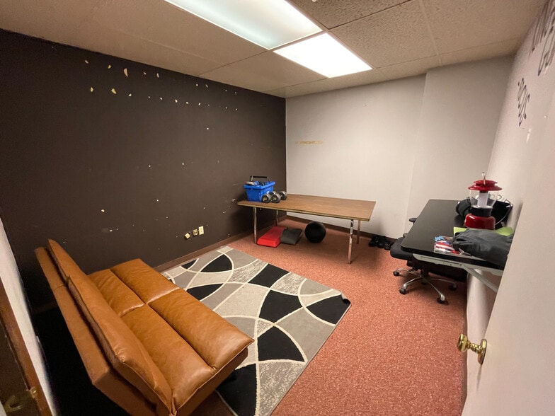 More Photos Of 640 Long Rd, Pittsburgh Light Distribution For Sale