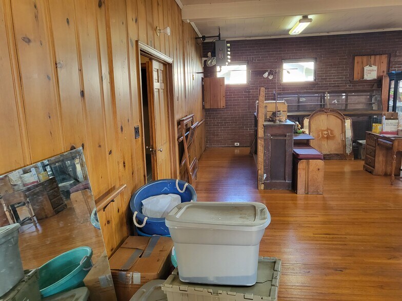 More Photos Of 212 S Broad St, Gastonia General Retail For Sale