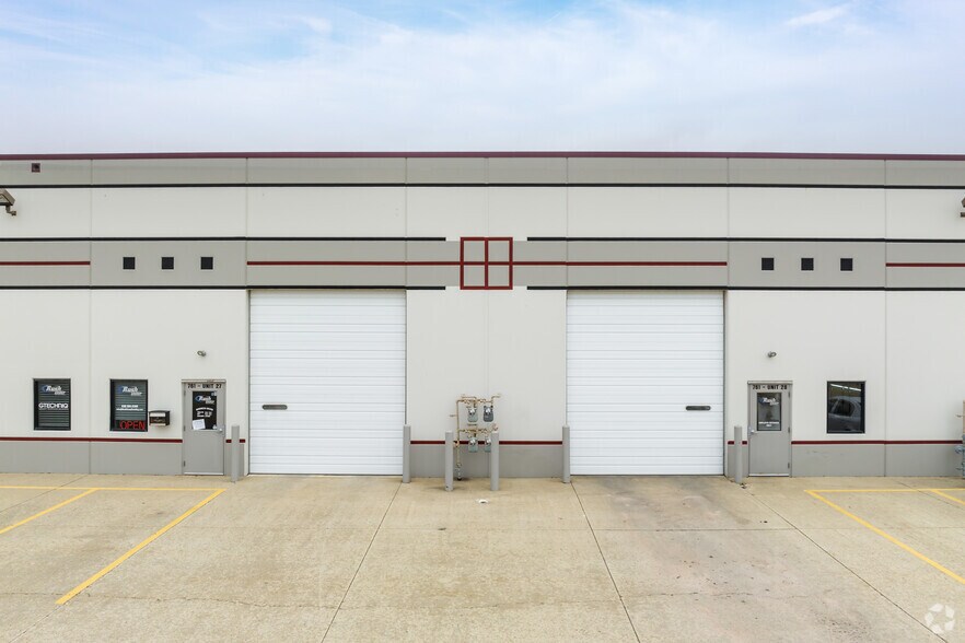 More Photos Of 761 N 17th St, St Charles Light Distribution For Lease