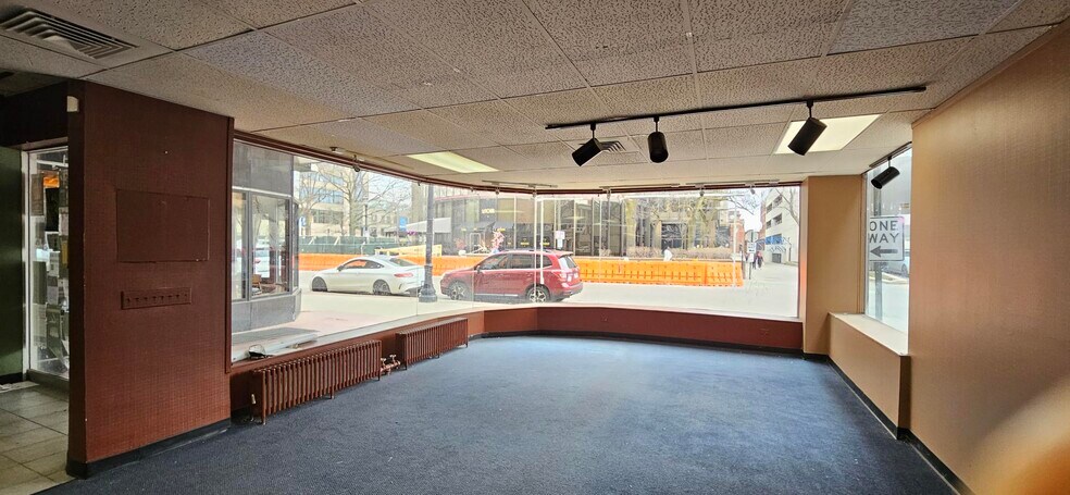 More Photos Of 618 Davis St, Evanston General Retail For Lease