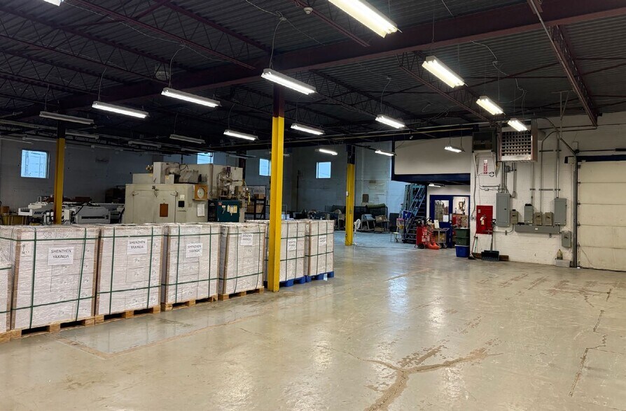 More Photos Of 12-14 Seapark Dr, St Catharines Warehouse For Sale