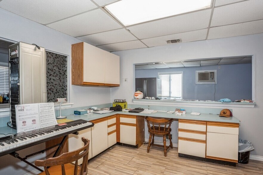 More Photos Of 626 Canal Rd, Mount Sinai Office For Lease