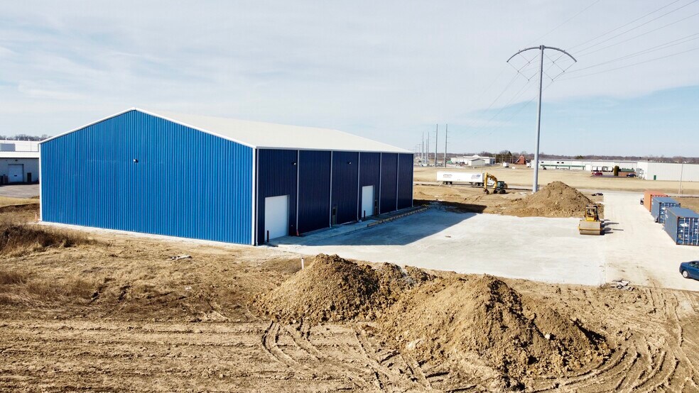 More Photos Of 5700 Eastside Parkway Dr, Gas City Light Distribution For Lease