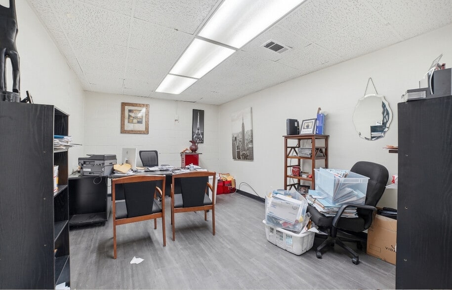 More Photos Of 2908 11th St, Dallas Office For Sale