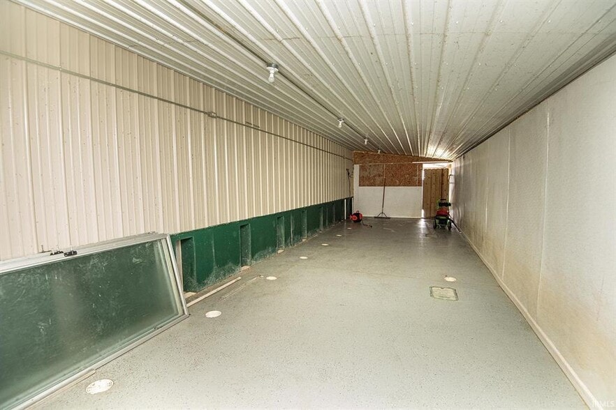 More Photos Of 433 S Hickory Corner Rd, Vincennes Veterinarian Kennel For Sale