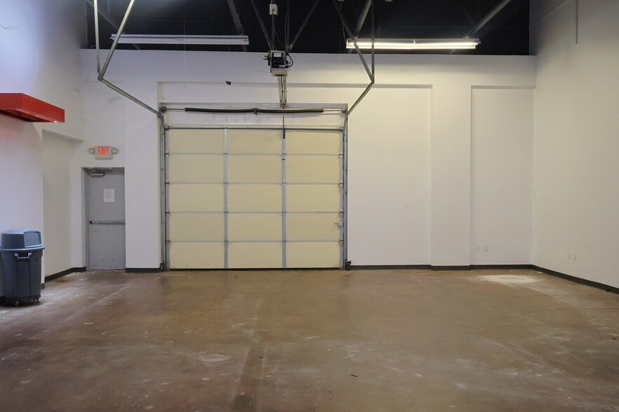 More Photos Of 2703 W Mockingbird Ln, Dallas Flex For Lease