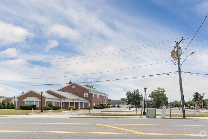 More Photos Of 195 Merritts Rd, Farmingdale Office For Sale