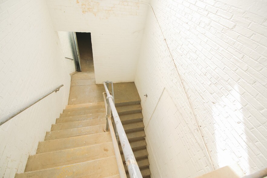 More Photos Of 39 Meade St, Trenton Distribution For Lease