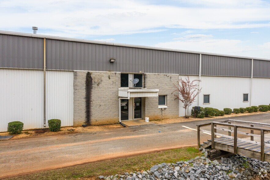 More Photos Of 220 River Dr, Cartersville Distribution For Lease