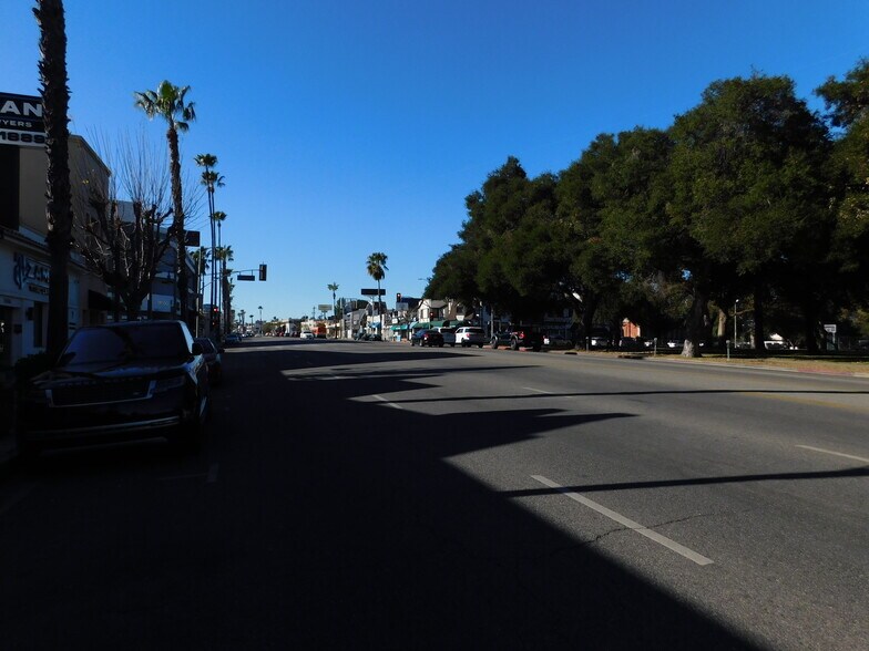 More Photos Of 16938-16940 Ventura Blvd, Encino Storefront For Lease