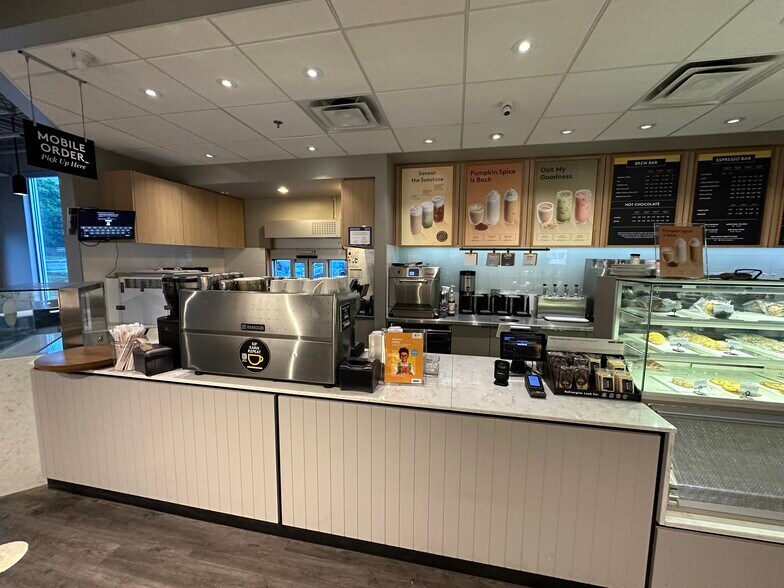 More Photos Of 486 Hazeldean Rd, Ottawa Freestanding For Sale