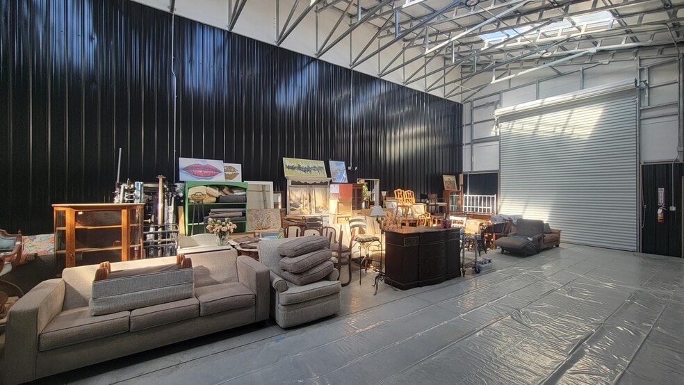 More Photos Of 207 Middle St, Greenwood Warehouse For Lease