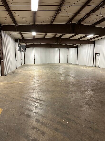 More Photos Of 2017 S Yost Ave, Bloomington Warehouse For Lease