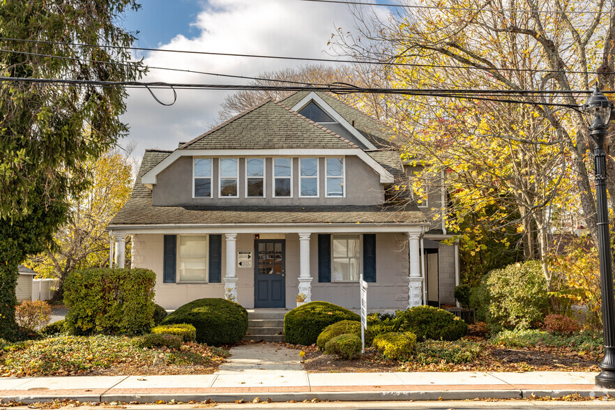 Primary Photo Of 320 Lake Ave, Saint James Office For Lease