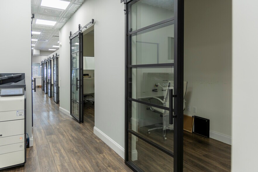 More Photos Of 1433 Main St, Sarasota Storefront For Lease