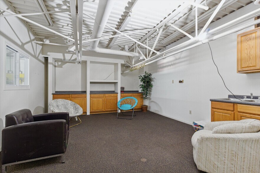 More Photos Of 4800 Joslyn Rd, Lake Orion Light Manufacturing For Sale