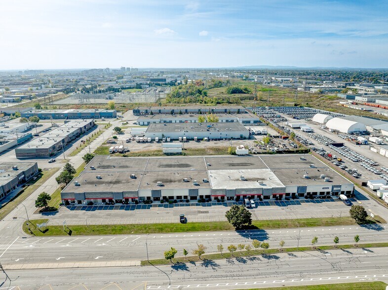 More Photos Of 3420-3480 Boul Industriel, Laval Service For Lease