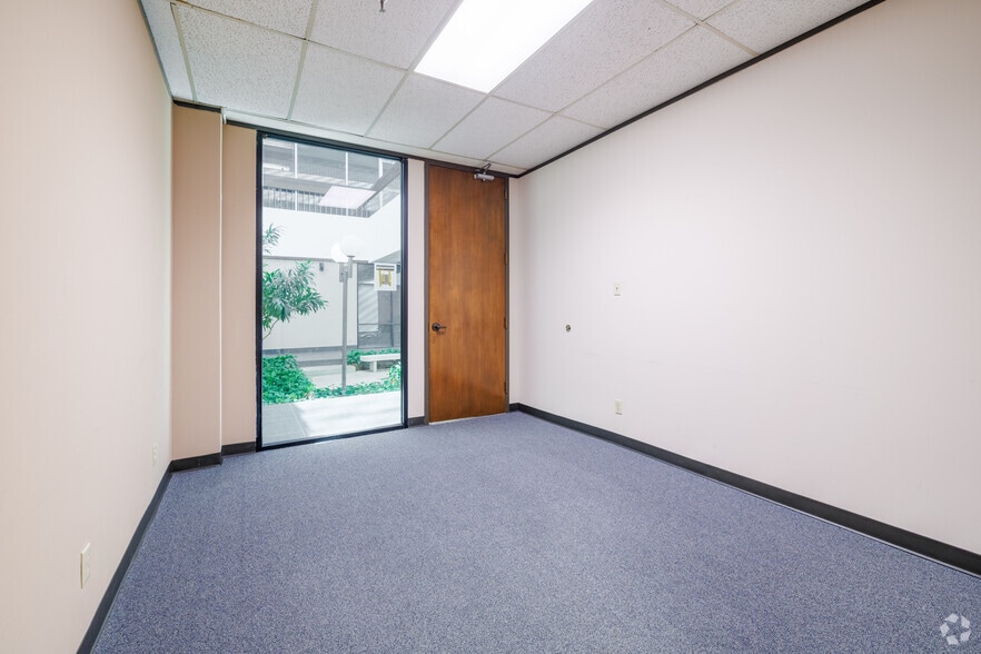 More Photos Of 8700 N Stemmons Fwy, Dallas Office For Sale
