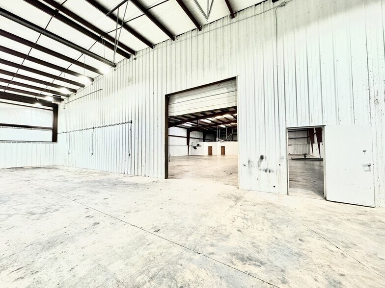 More Photos Of 713 N Morgan Rd, Oklahoma City Warehouse For Lease