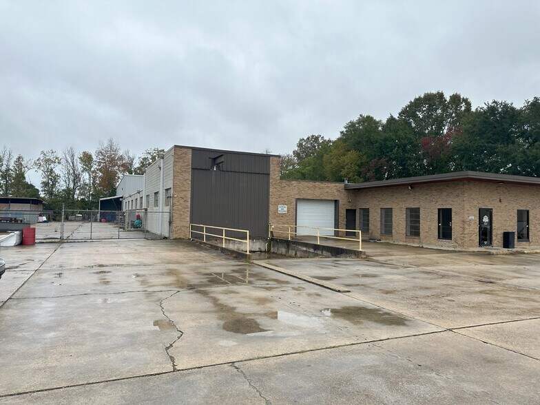 More Photos Of 10609 N Dual Dr, Baton Rouge Storefront For Lease