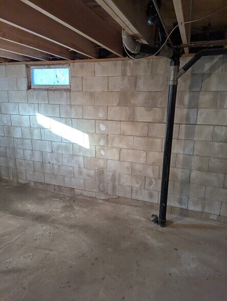 More Photos Of 340 Elm St E, Canova Sports And Entertainment For Sale