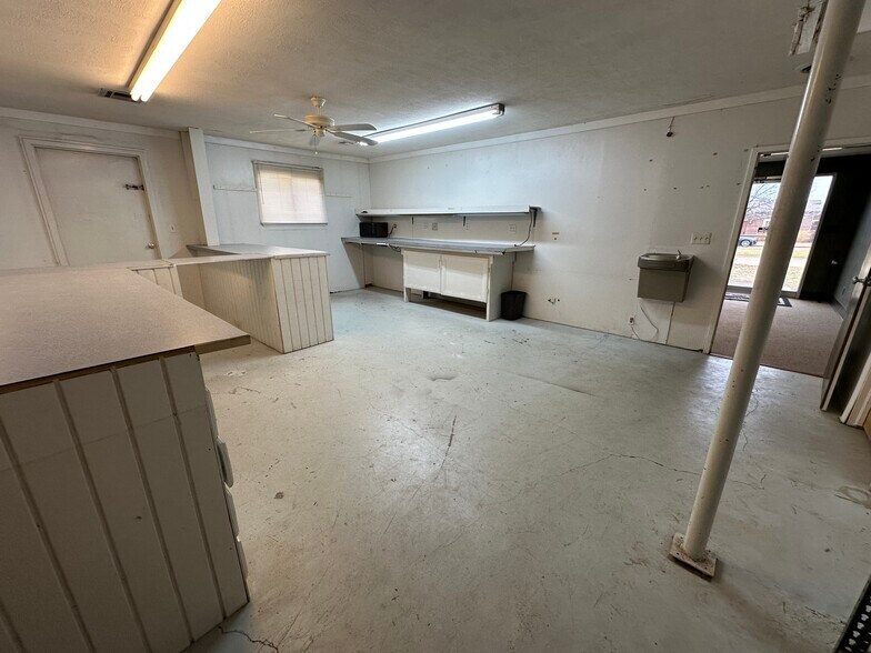 More Photos Of 16 NW 65th St, Oklahoma City Light Manufacturing For Lease