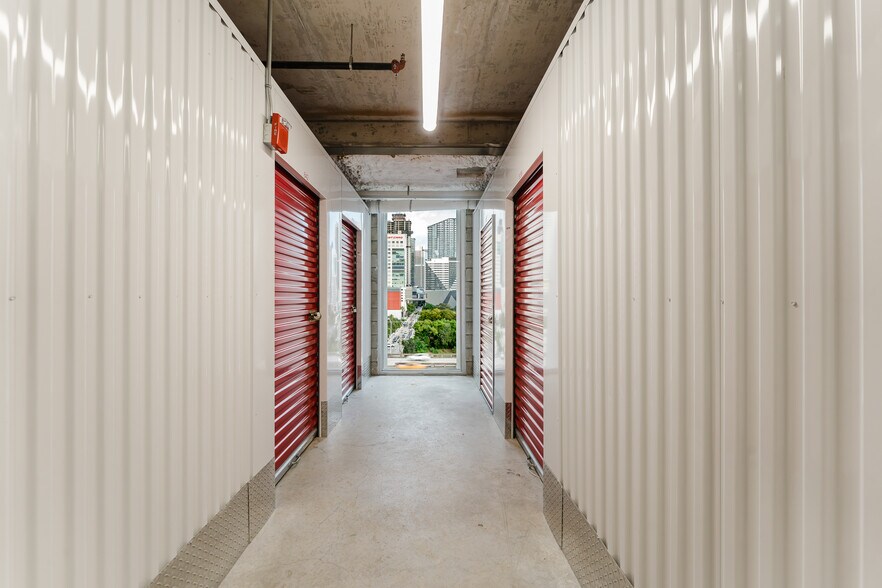 More Photos Of 420 SW 7th St, Miami Office For Lease