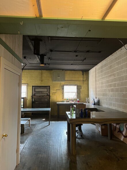 More Photos Of 2211-2213 E State St, Rockford Storefront For Lease